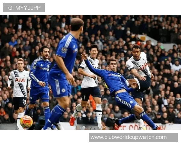 曼联热刺激战看台球迷热情高涨共同见证精彩对决